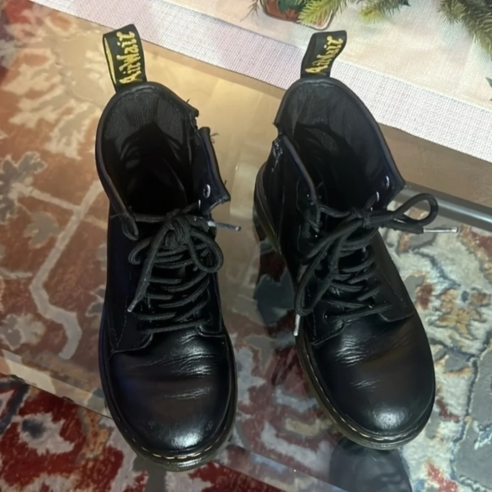 Dr. Martens size 2 children, used pre sanitized,ready to go 🖤